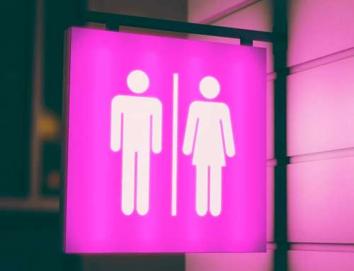 Mulher trans impedida de usar o banheiro feminino.